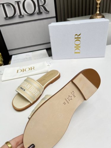 cd迪奥女士老花刺绣皮底拖鞋 克里斯丁迪奥一直是华丽与高雅的代名词，Oblique 印花棉质刺绣鞋面，原版定型，全套包装 面料: 原版定制进口Oblique 印