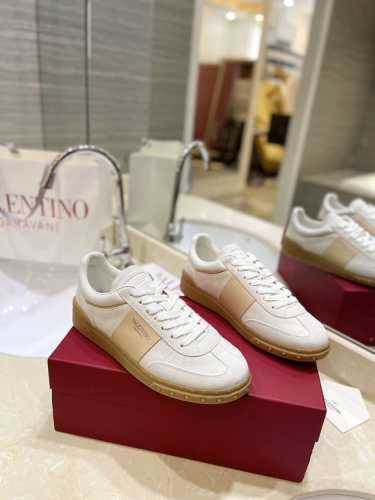 出厂男女同 Valentino专柜同步新款德训鞋低帮休闲运动鞋 专业高端，完美复刻，品质一流！ 全部采用原版1:1材料制作，独家开模！ 面料高丝光牛猄 Tpu材