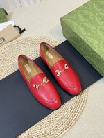 顶级版 GUCC*新品水晶钻花瓣单鞋 乐福鞋 代购级别！Gucci 乐福鞋单鞋 上脚特别的秀气！原版套楦的做法，和专柜一致！楦型完美，舒适度更加舒服！可出入专柜