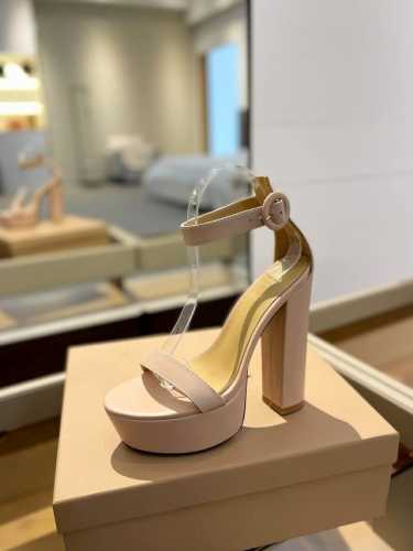 价格p： 吉安维托 罗西 Gianvito Rossi 吉安维托 罗西 Gianvito Rossi 秉承了其传统意大利工艺，专注精巧细节，打造优雅女人味，每一