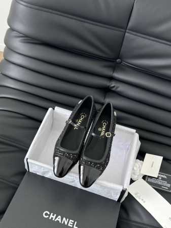 Chanel 24K走秀款玛丽珍单鞋 简约又不失甜美俏皮！ 鞋头经典拼色简约易搭，搭配一字带更加跟脚。 内里羊皮 真皮大底 Size:35-39 其他码数定做 - 点击图像关闭
