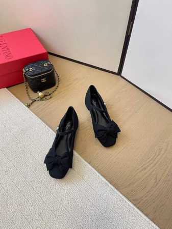 所见即所得莞货供应原单代购品质VALENTINO华伦天奴经典2025春夏VLOGO SIGNATURE蝴蝶结圆头单鞋鞋型线条流畅.版型超赞上脚舒适.增高.显瘦. - 点击图像关闭