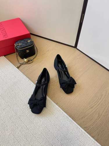 所见即所得莞货供应原单代购品质VALENTINO华伦天奴经典2025春夏VLOGO SIGNATURE蝴蝶结圆头单鞋鞋型线条流畅.版型超赞上脚舒适.增高.显瘦.