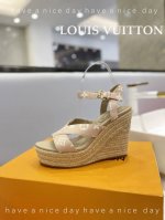 价格： LOUIS Vuitton 走秀款厚底凉鞋 香港原版购入一比一开模 今年的款式比去年增加了新原素 显得更为大牌 皮面款采用原版牛皮 内里垫脚全羊皮 水台