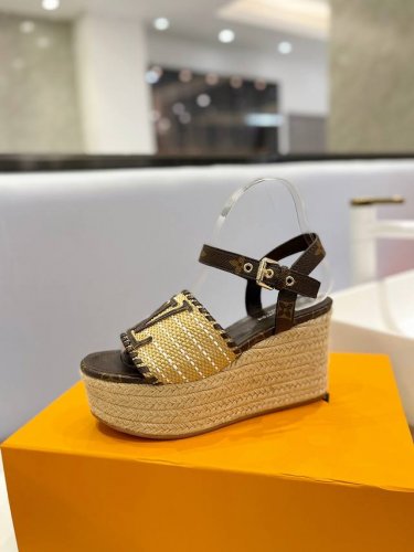出厂 Louis *Uitton 独家新款新款发布会最新走秀款厚底凉鞋 香港原版购入一比一开模 今年的款式比去年增加了新原素 显得更为大牌 皮面款采用原版小牛皮