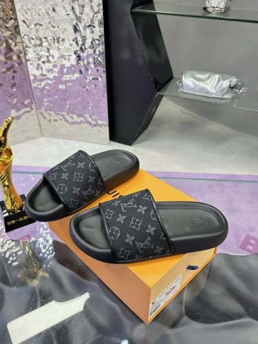 工厂P价 Lv拖鞋系列 顶级代购 Lv男士春夏拖鞋同步 鞋面意大利进口牛仔料 标志图形高品质工艺 鞋底：原厂特供原版底，独家活动成型底超级舒适，原厂跟单货，高品