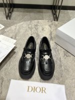 Dior迪奥2025早春新款流苏乐福鞋采用黑色小牛皮打造鞋身 搭配白色皮革流苏 展现出撞色的层次感 流苏上点缀了银色幸运星金属圆牌 十分精致 穿着舒适好看而且好