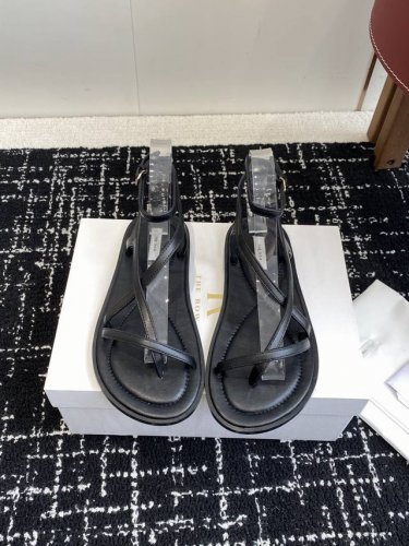 代购级 The Row 25Ss 沙滩 凉鞋第一眼看到这个鞋子给人感觉很简单不起眼 其实上脚很好看，主要也好穿，整个鞋子非常柔软不磨脚 脚感非常好，软绵绵的 面