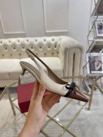 最新春款 法式蝴蝶结、重工打造经典高跟鞋，顶级版本绝对史上最强货 欢迎对比面料釆用进牛皮、内里印度羊皮，大底采用意大利进口真皮大底，舒适好穿楦型与专柜一致，优雅