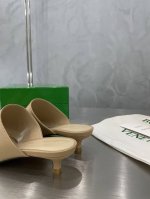 Bottega Venet*22*S葆蝶家方头㊣一字拖 杏色 春夏大肆式主打 延伸鞋底超过脚长 原版开发 像一把“铲子” 有棱有角 定染彩色小羊皮鞋面 力求配色