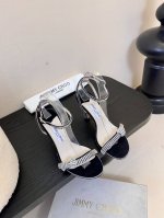 jimmy Choo 2025全新春夏系列米兰专柜购入 顶级版本 新发的一双超美高跟凉鞋。绑带巧思交织浪漫情怀，水晶氤氲召唤幸运魔法，Thyra 定格红毯温婉之
