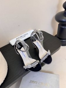 jimmy Choo 2025全新春夏系列米兰专柜购入 顶级版本 新发的一双超美高跟凉鞋。绑带巧思交织浪漫情怀，水晶氤氲召唤幸运魔法，Thyra 定格红毯温婉之
