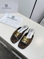 高版本GIVENCHY 纪梵希露趾平底拖鞋出货了，带有品牌标志的金属饰扣与金属质感的银色皮垫搭配，高端大气上档次。鞋面头层牛皮，内里羊皮，35-40码。41-4
