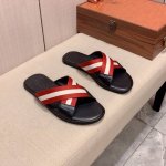 拖鞋: 新款: 厂价 巴利Bally* 系列拖鞋顶级代购男士同步发售，意大利进口织带原版精选牛皮，做工考究， ，鞋底： 超舒适 原厂特供原版底，独家双层活动成型