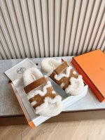 顶级版本 男码10 *爱马仕皮毛一体卷糕毛二舅拖 今年面料均选用a+皮毛一体卷糕毛 毛茸茸的 敲可爱的，踩云脚感，光脚或者搭配个袜子穿，都时髦的不行哦 面料：原