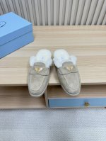 Prada 普拉达 男女款 24秋冬新款羊毛里 乐福鞋 羊毛领口上下呼应设计！勾勒出普拉达品牌logo 凸显高端大气 ！采用澳洲进口羊皮毛内里，冬季保暖效果超赞