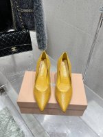 高品质出厂 顶级品质Miumiu缪缪25春夏新款简易复古尖头高跟单鞋 春夏清新配色曲线优美 日常穿搭都很搭后跟有专属标识性Logo格调 上脚尽显优雅魅力 鞋面采