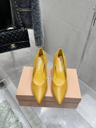 高品质出厂 顶级品质Miumiu缪缪25春夏新款简易复古尖头高跟单鞋 春夏清新配色曲线优美 日常穿搭都很搭后跟有专属标识性Logo格调 上脚尽显优雅魅力 鞋面采