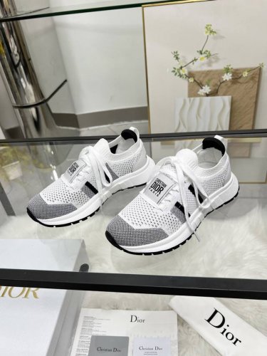 –商品商标：Dior 迪奥 休闲鞋 正码码数: 35-44 商品材料：精选牛皮拼接透气网面 网内里 原版大底