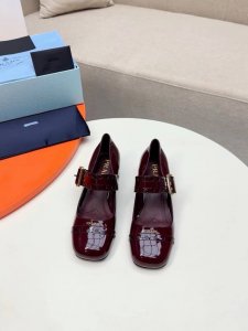 PRADA 普拉达 2025系列乐福鞋！一眼望去既经典又百搭！质感脚感都无需担心！ 出厂价 _____________________简单搭配很吸睛，大气，真心
