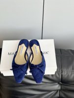 Manolo Blahnik Mb蝴蝶结穆勒拖鞋 Mb的颜色与材质众多，陆续跟上开发节奏 奢侈婚鞋，Mb一直是每个女生梦寐以求的美鞋 奥斯卡指定专用鞋履品牌，是