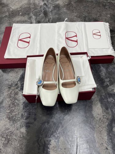 valentin*新款宝石玛丽珍单鞋 甜美又减龄 让人眼前一亮 简直就是甜美酷酷的完美适配 可盐可甜 鞋面 再生牛皮 内里 垫脚羊皮 大底 意大利真皮大底 跟高