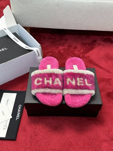 厂价 CHANE*｜小香24K早秋新品字母交叉毛拖 小香的鞋子从来不叫人失望，最懂女人心，这双毛毛拖着实有点惊艳，好看的时髦，脚感柔软舒适，满满的少女心，必入款