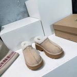 高品质出厂 ！顶级品质UGG油鸡鸡24ss秋冬新款克罗格 厚底坡跟拖鞋羊毛雪地靴！独特的设计，懒人的最爱！ 鞋面牛磨砂，内里羊皮毛一体 原版发泡大底 轻便防滑