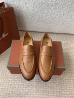 Loropiana 25Ss 新款 经典高丝光羊京乐福皮鞋 Lp一直是以好穿舒适为主的设计风格 这几年老钱风穿搭超级 这款乐福鞋也不例外 简约的设计理念搭配品牌