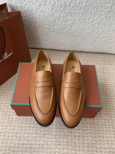 Loropiana 25Ss 新款 经典高丝光羊京乐福皮鞋 Lp一直是以好穿舒适为主的设计风格 这几年老钱风穿搭超级 这款乐福鞋也不例外 简约的设计理念搭配品牌
