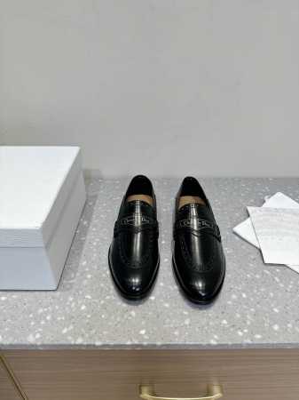 官网同步盒包装 Dior 24ss 秋冬全新上线平跟全皮 乐福鞋 Dior Boy 穆勒鞋是二零二四冬季成衣系列新品，融入 Dior 非凡的精湛工艺，重新诠释经 - 点击图像关闭