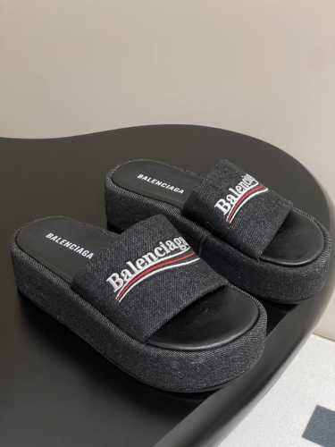 25S春夏新款Balenciaga巴黎世家字母刺绣厚底拖鞋 时尚圈内各大网红明星又在拼命种草的款式。火爆整个Ins！又是一个霸屏世界各地时尚圈的爆款面世了电绣徽