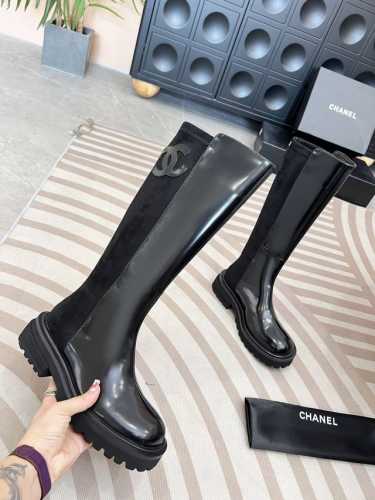 CHANEL 香奈儿*秋冬新款 这字母骑士靴真的是帅气时尚的代表，靴筒口双C电绣logo 低调不失奢华！简约时尚个性又大气！自然流畅的美感，有种惊艳了时光的美感