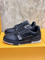 lv Trainer 男士运动鞋，全新配色，本款 Lv Trainer 运动鞋为粒面牛皮革渲染缤纷色调，鞋面点缀铆钉装饰，侧面点缀手写体路易威登标识，与后部西部