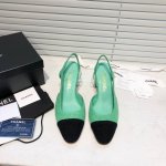 Chane+L 经典slingback 小香后空凉鞋 就像coco香奈儿女士说的：流行稍纵即逝，但风格永存！四这双后空鞋就是香家经典中的经典！双色搭配，简约精致
