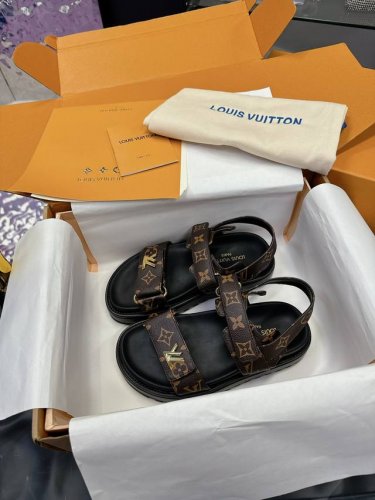 工厂p价p： Louis Vuitton 路易威登女士新款凉鞋 Lv Sunset Comfort平底凉鞋以精致拉菲草鞋面道出手工艺格调，搭配韧性鞋垫和轻盈微型