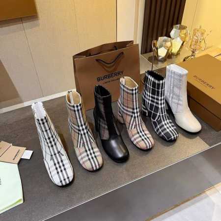 短靴马术灵感及踝靴，精选材质，搭配品牌 House 格纹裁片。 内衬：100%羊皮 靴底：橡胶， 靴跟高：7cm 靴筒高：10.5cm 靴口围：2 cm 码数3 - 点击图像关闭