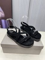 BrunelloCucinelli 。B C凉鞋上新款了。进口羊绒面料。内里进口羊绒，纯铜珠链，原版双层中底独家模具，上脚美观大方。原版包装，码数35 －42。