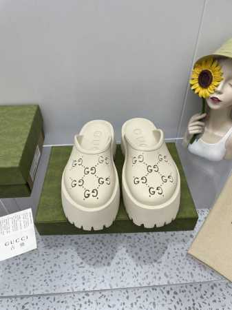 古驰 Gucci 洞洞拖鞋 百搭情侣拖鞋 丑萌丑萌镂空洞洞鞋 是一款瞬间增高利器 沙滩 居家 聚会 车尾箱必备神器 配彩色袜超级时髦精 这一双G经典标志图案以镂 - 点击图像关闭