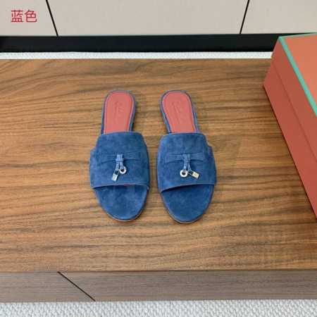 Loro piana 代购级平底拖鞋。这款绒面拖鞋搭配饰有Loro Piana My Charms 吊坠的饰带，并饰以同色缝线。精致柔美，适合搭配都市和度假装束 - 点击图像关闭