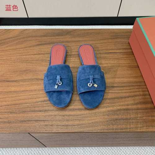 Loro piana 代购级平底拖鞋。这款绒面拖鞋搭配饰有Loro Piana My Charms 吊坠的饰带，并饰以同色缝线。精致柔美，适合搭配都市和度假装束