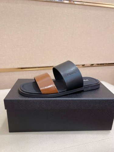 工厂p价 prada 拖鞋 顶级代购 男士春夏拖鞋专柜同步 鞋面意大利进口牛皮搭 标志图形高品质工艺 鞋底 原厂特供原版底 独家活动成型底超级舒适 原厂跟单货