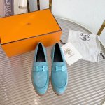 飞机盒10 代购版 Hermes 22Fw New Arrival～ H家今年秋冬新出的新款乐福鞋简直是太完美了，怕磨脚的亲大胆入，逛街妥妥的不需要创可贴。还更