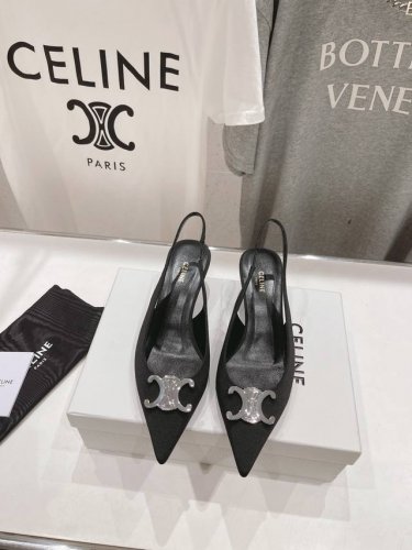 高版本出厂 Celine 赛琳25Ss 早春最美黑银尖头小猫跟高跟鞋～ 思琳标志性的五金扣高级优雅 上脚显瘦得来超有气质～百搭日常着用都是一绝的单品！5Cm的小