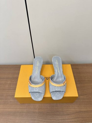 顶级版本 lv 2025Ss新品金典Lv老花猫跟拖鞋 这款 Helios 凉鞋采用漂白Monogram 牛仔帆布制成 搭配天然皮革饰边 引人注目 该表款以精致的