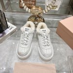 出厂 Miu Miu 24ss 缪缪厚底饼干底 24ss 春夏新款英伦风系带 小白鞋 休闲鞋 MiuMiu秀场适当独一无二的擦色工艺工艺来自Miu Miu系列的