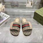 男女同款Gg家拖鞋 Gucci 女士签名鞋凸显引人注目的主题。通体提花设计带有几何 Gg 帆布，饰有金典款绿红绿织带。 米色 Gg 提花搭配金典绿红绿织带 男女