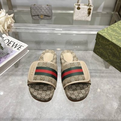 男女同款Gg家拖鞋 Gucci 女士签名鞋凸显引人注目的主题。通体提花设计带有几何 Gg 帆布，饰有金典款绿红绿织带。 米色 Gg 提花搭配金典绿红绿织带 男女