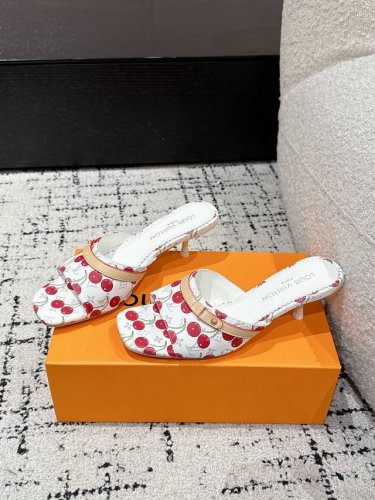 louisvuitton 25 夏季限定 樱桃风 细跟 凉拖 最新夏季限定 樱桃风系列 采用彩色以及鞋面的大面积底色作为对比 创造出樱桃彩色元素风格 成就了又一