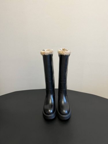 Miu miu 24双耳厚底套筒直筒长靴 冬日氛围感十足 不怕冻脚啦！今年最值得入手的靴子 没有之一！超多网红明星上脚 miumiu今年秋冬确实泰酷辣 秋冬限定